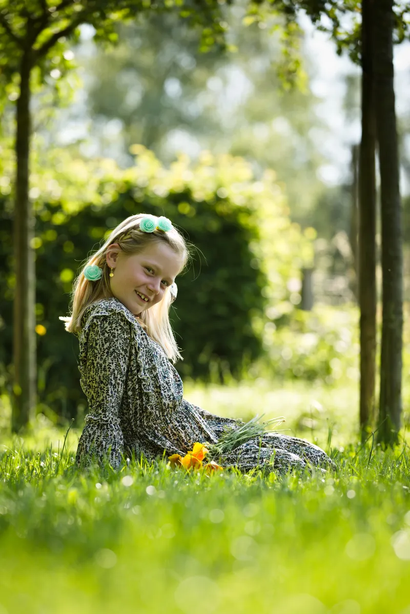 Communicant die op het gras zit