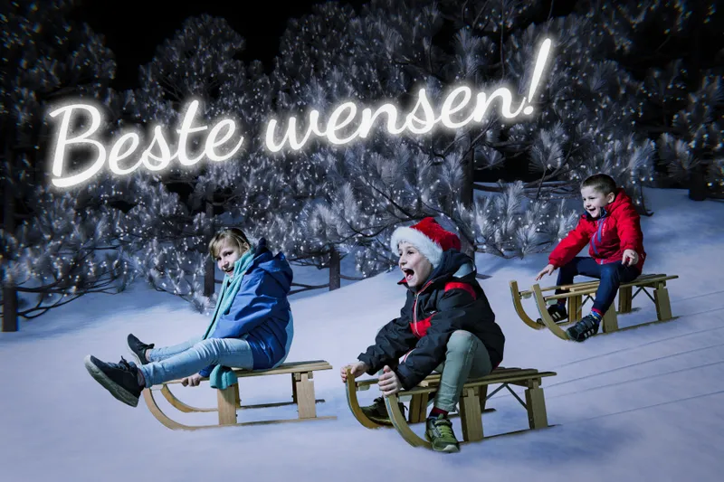 3 kinderen op een slee in de sneeuw