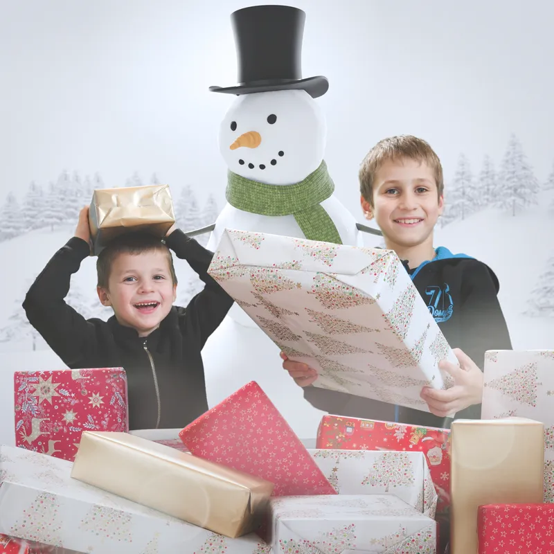 2 kinderen met cadeautjes in kerst-setting