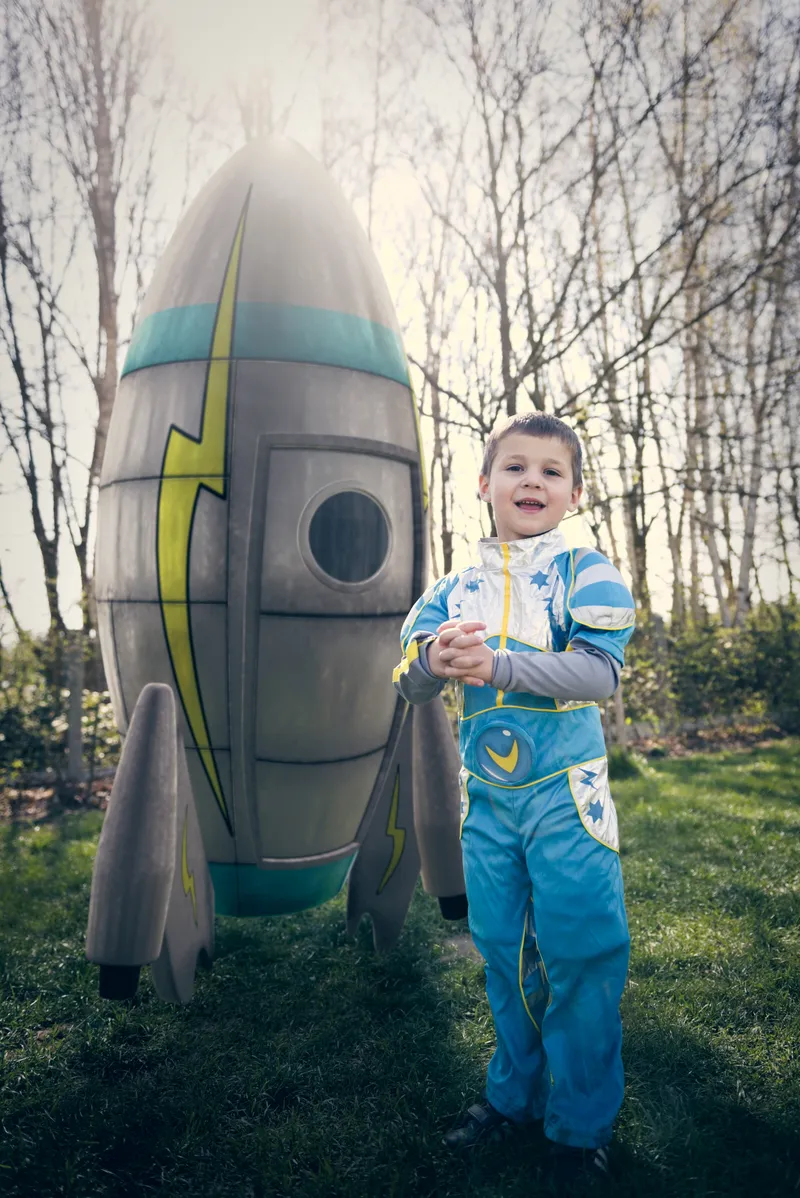 Kind verkleed als Victor met zijn raket