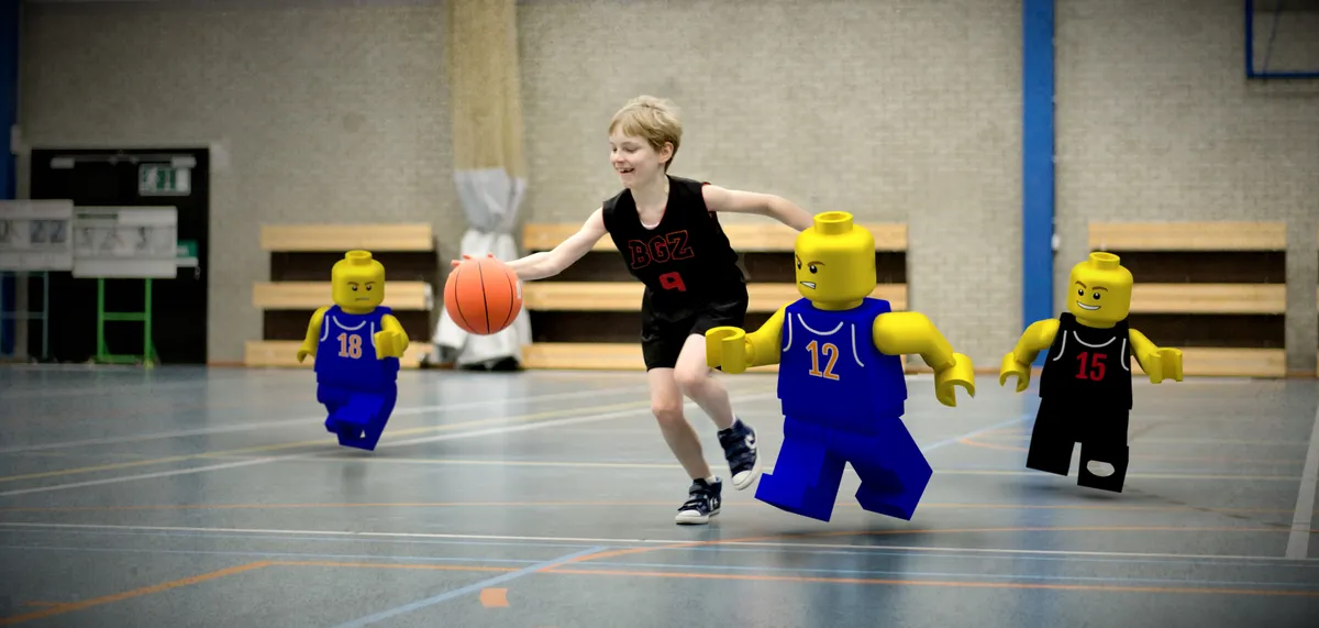 Jongen die basket speelt met lego minifigs