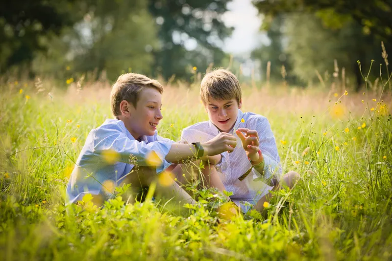 2 kinderen in een grasveld