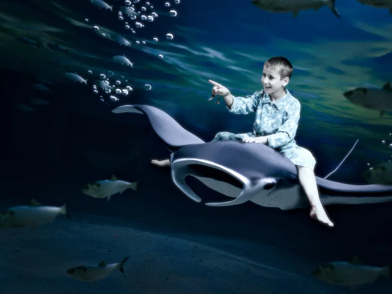 Kind op rog in onderwaterwereld